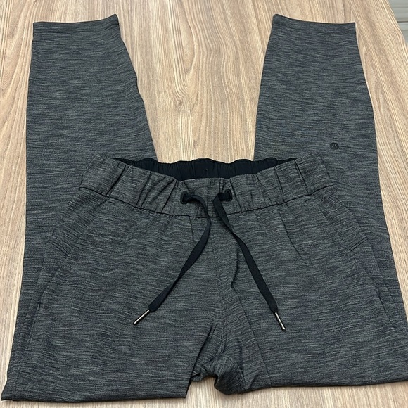 Lululemon On The Fly Pant 26" in Heathered Black Size 2 - Picture 2 of 7